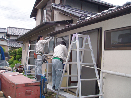 社長と部長が配線工事をしています