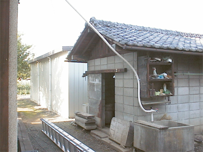 山梨県甲府市 太陽熱温水器 配管の行方は別棟でした