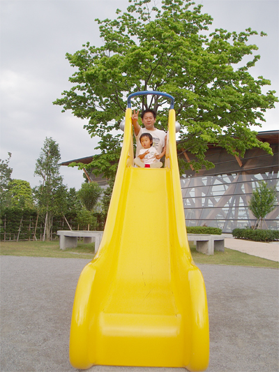 山梨県甲斐市にあるKAI・遊・PARKの滑り台にて