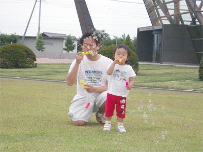 山梨県甲斐市にあるKAI・遊・PARKの芝生広場にて